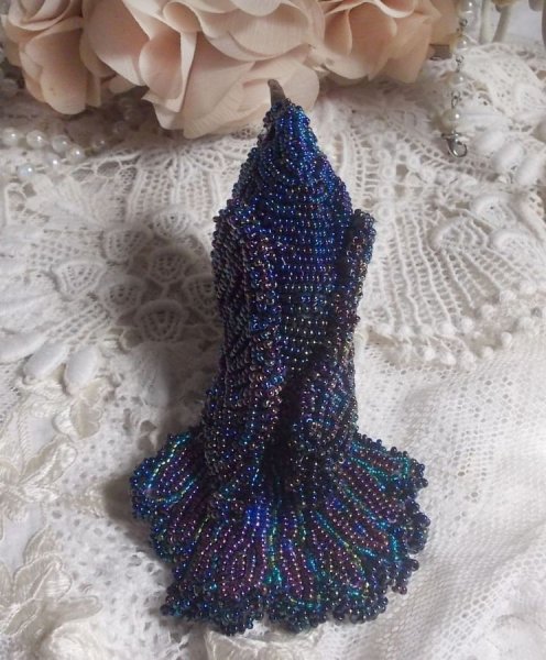 Oiseau Mon Colibri est cr&eacute;e enti&egrave;rement en perles de rocailles, porcelaine et tissu