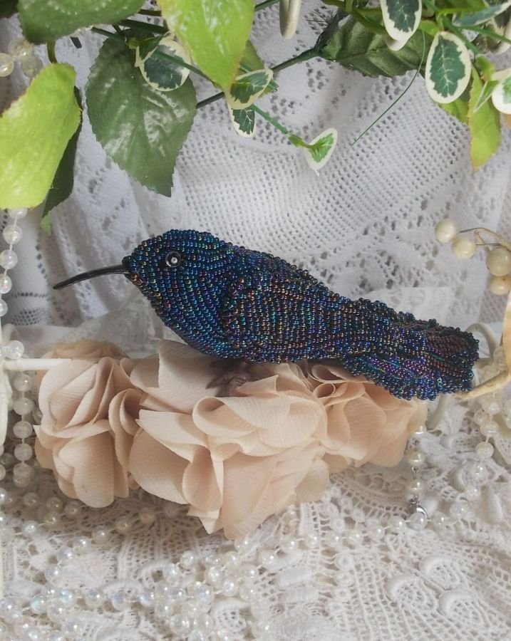 Oiseau Mon Colibri est crée entièrement en perles de rocailles, porcelaine et tissu