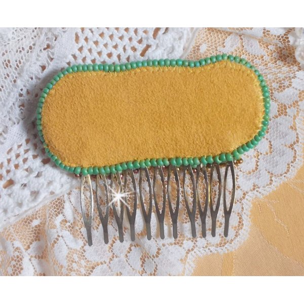 Venetiansk m&aring;nekam broderet med silkeb&aring;nd, Swarovski-krystaller, magiske perler og fr&oslash;perler