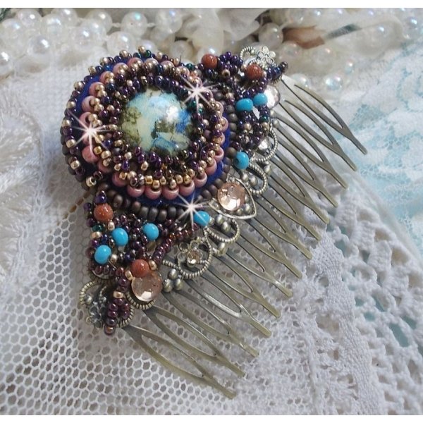 Bonjour Paris h&aring;rkam broderet med en cabochon i harpiks, &aelig;delsten (guldsten eller solsten), runde perler og fr&oslash;perler