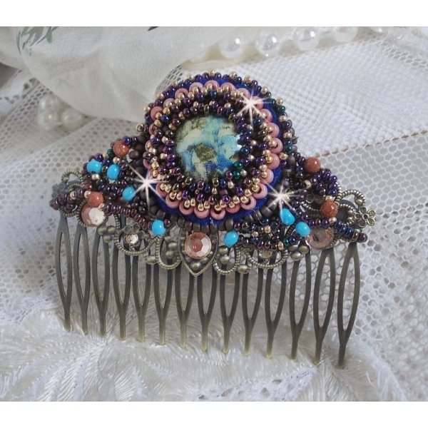 Bonjour Paris h&aring;rkam broderet med en cabochon i harpiks, &aelig;delsten (guldsten eller solsten), runde perler og fr&oslash;perler