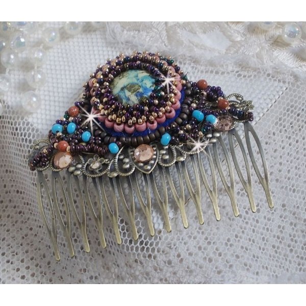 Bonjour Paris h&aring;rkam broderet med en cabochon i harpiks, &aelig;delsten (guldsten eller solsten), runde perler og fr&oslash;perler