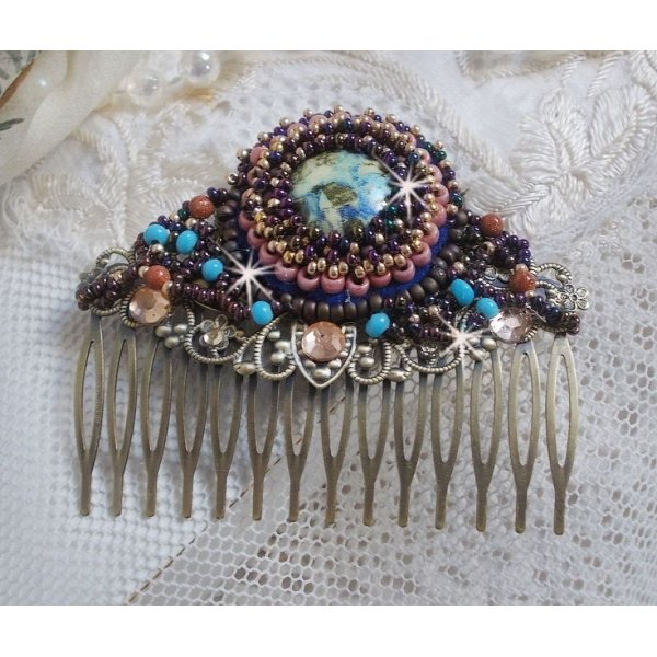 Bonjour Paris h&aring;rkam broderet med en cabochon i harpiks, &aelig;delsten (guldsten eller solsten), runde perler og fr&oslash;perler