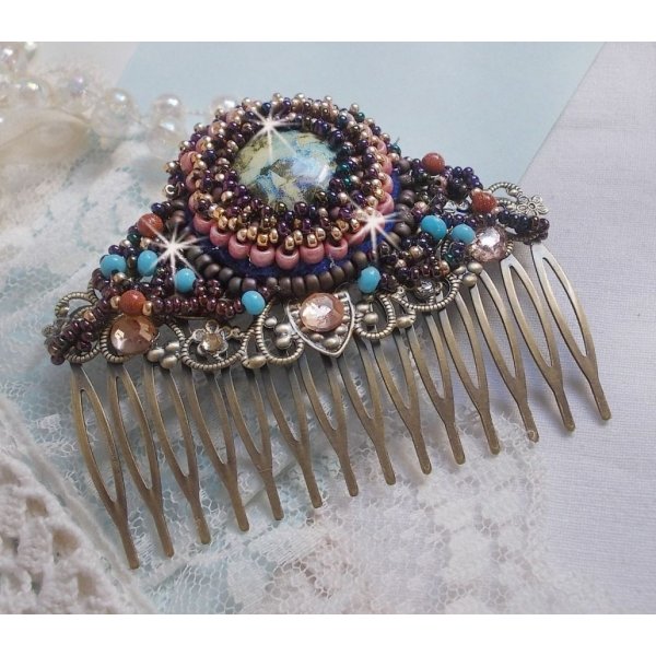 Bonjour Paris h&aring;rkam broderet med en cabochon i harpiks, &aelig;delsten (guldsten eller solsten), runde perler og fr&oslash;perler