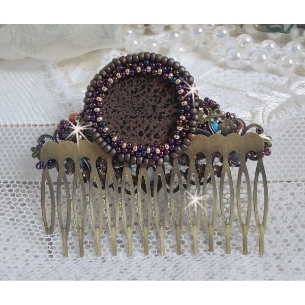 Bonjour Paris h&aring;rkam broderet med en cabochon i harpiks, &aelig;delsten (guldsten eller solsten), runde perler og fr&oslash;perler