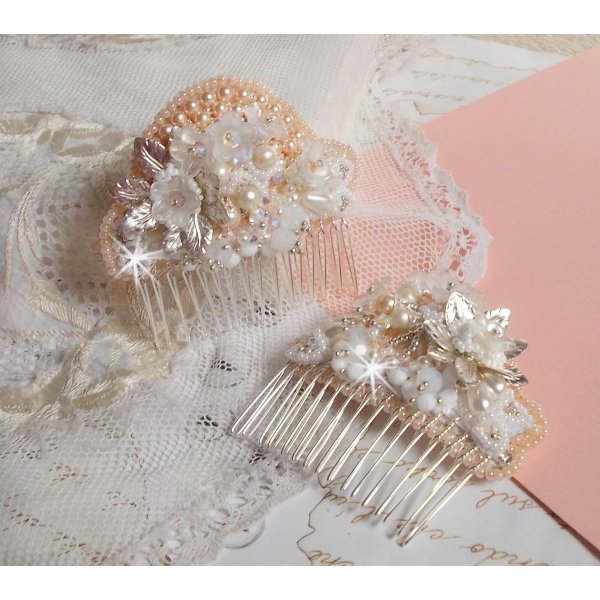 Bouquet d'un Jour h&aring;rkam (s&aelig;t af 2) broderet med krystaller, hvide Lucite blomster, s&oslash;lvblade charms, forskellige perler og fr&oslash;perler