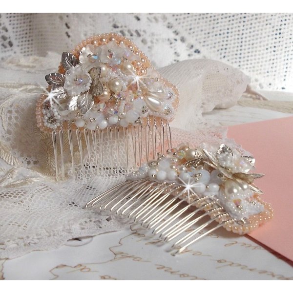 Bouquet d'un Jour h&aring;rkam (s&aelig;t af 2) broderet med krystaller, hvide Lucite blomster, s&oslash;lvblade charms, forskellige perler og fr&oslash;perler