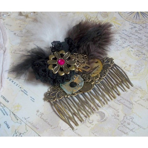 Curiosity Time h&aring;rkam skabt med sorte blonder, diverse tilbeh&oslash;r, guld, s&oslash;lv og bronze charms med sorte, brune og hvide fjer