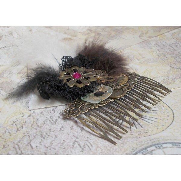 Curiosity Time h&aring;rkam skabt med sorte blonder, diverse tilbeh&oslash;r, guld, s&oslash;lv og bronze charms med sorte, brune og hvide fjer