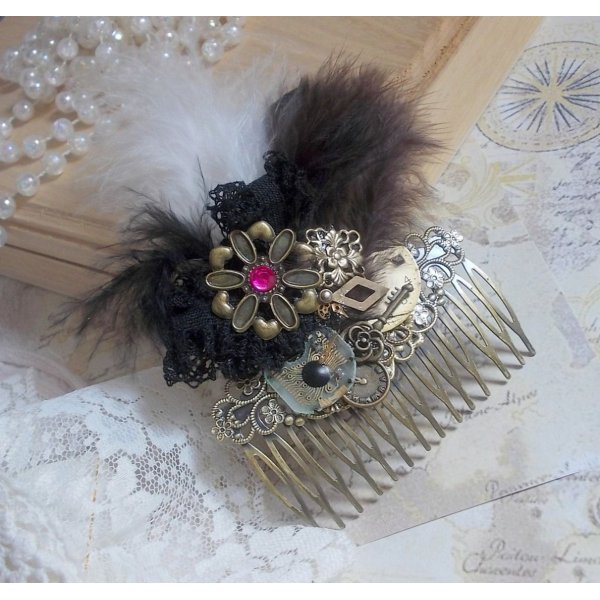 Curiosity Time h&aring;rkam skabt med sorte blonder, diverse tilbeh&oslash;r, guld, s&oslash;lv og bronze charms med sorte, brune og hvide fjer