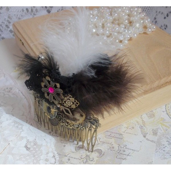 Curiosity Time h&aring;rkam skabt med sorte blonder, diverse tilbeh&oslash;r, guld, s&oslash;lv og bronze charms med sorte, brune og hvide fjer