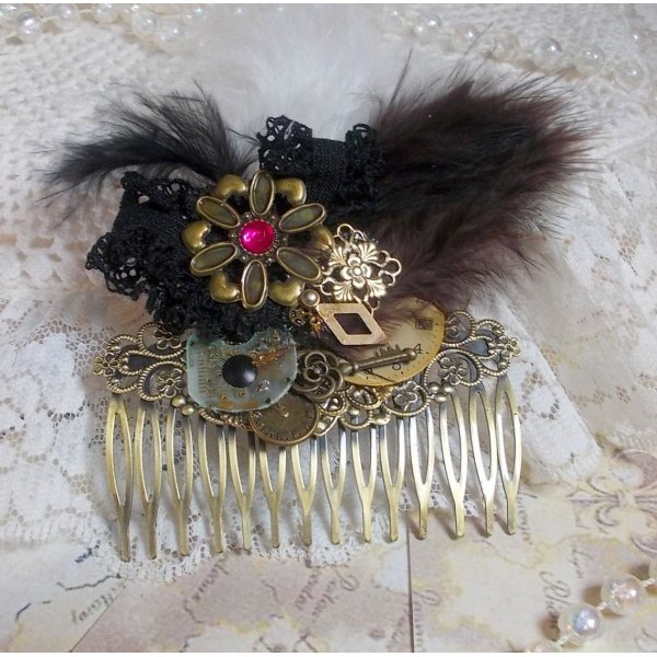 Curiosity Time h&aring;rkam skabt med sorte blonder, diverse tilbeh&oslash;r, guld, s&oslash;lv og bronze charms med sorte, brune og hvide fjer