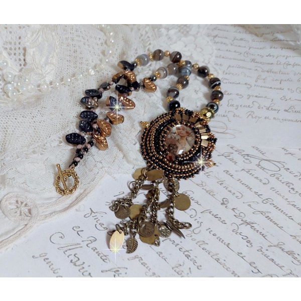 Halsk&aelig;de Aube broderet med en kam&eacute; af et kvindeportr&aelig;t med blomster og &aelig;delstensperler