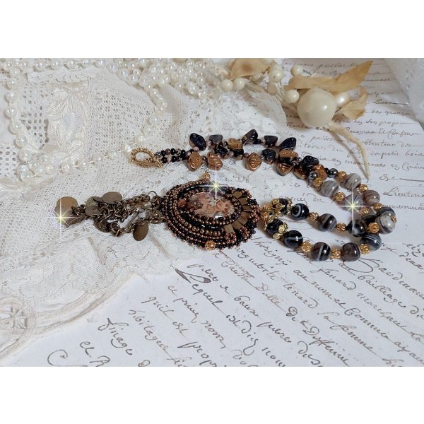 Halsk&aelig;de Aube broderet med en kam&eacute; af et kvindeportr&aelig;t med blomster og &aelig;delstensperler