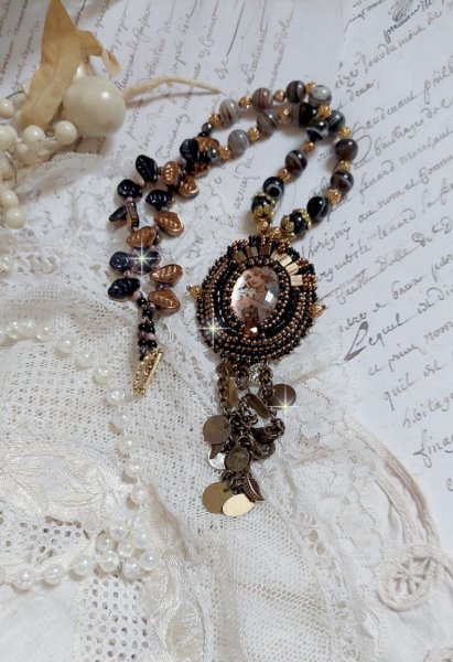 Halsk&aelig;de Aube broderet med en kam&eacute; af et kvindeportr&aelig;t med blomster og &aelig;delstensperler