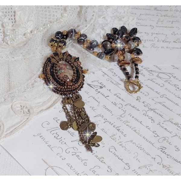 Halsk&aelig;de Aube broderet med en kam&eacute; af et kvindeportr&aelig;t med blomster og &aelig;delstensperler