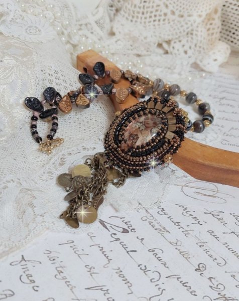 Halsk&aelig;de Aube broderet med en kam&eacute; af et kvindeportr&aelig;t med blomster og &aelig;delstensperler