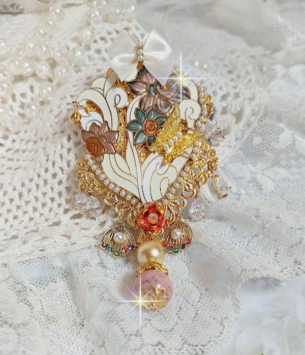 Pendentif Aurore monté avec un motif émaillé aux couleurs du soleil à laquelle s’ajoute perles nacrées, breloques, poires avec Zircons, perles, ruban sur une bélière Argent 925 et une chaîne plaqué Or