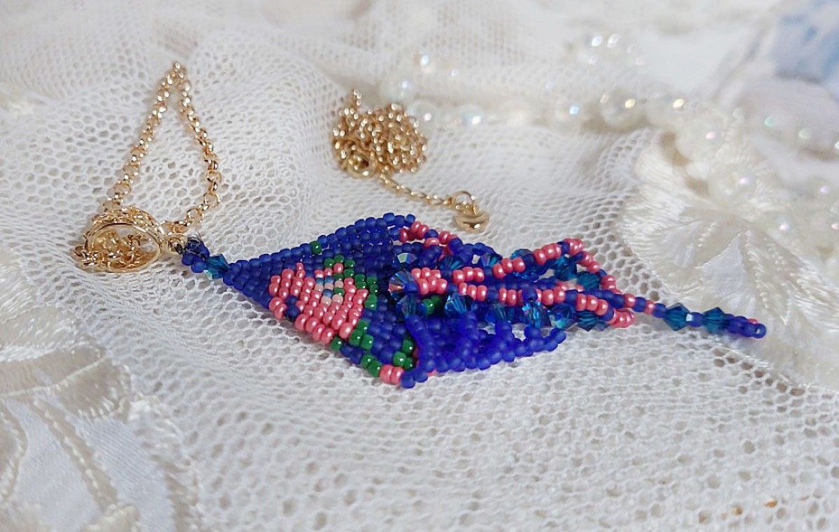 Bel'Nuit Bleue vedhæng skabt med japanske frøperler af høj kvalitet, Swarovski krystaller og forgyldt tilbehør