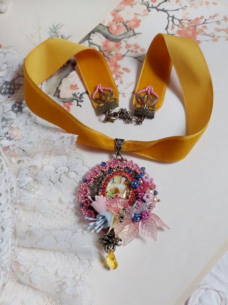 Pendentif Belle Classe brod&eacute; avec ruban, cabochon verre, strass, &eacute;tamines et perles cristal Swarovski