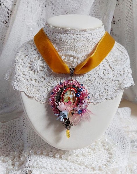 Pendentif Belle Classe brod&eacute; avec ruban, cabochon verre, strass, &eacute;tamines et perles cristal Swarovski