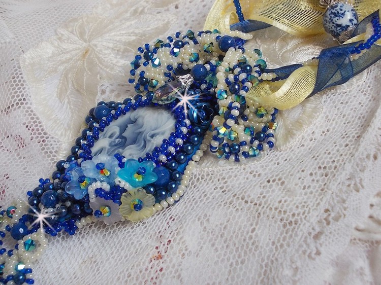 Haute-Couture Blue Palace halskæde med vedhæng med farvede frøperler og Swarovski-krystaller