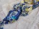 Haute-Couture Blue Palace halskæde med vedhæng med farvede frøperler og Swarovski-krystaller