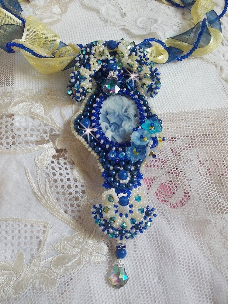 Haute-Couture Blue Palace halskæde med vedhæng med farvede frøperler og Swarovski-krystaller