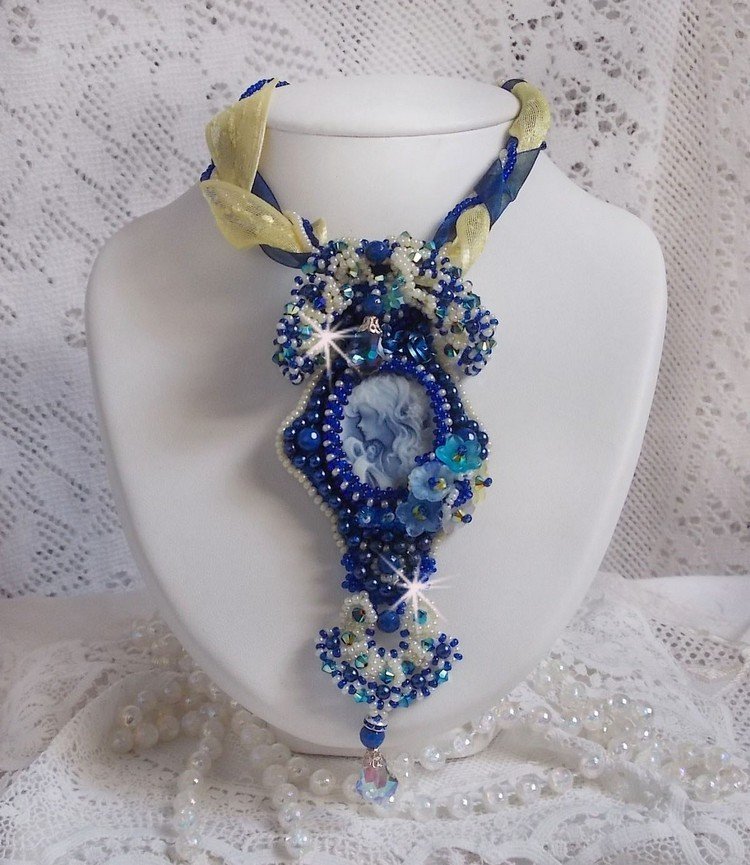 Haute-Couture Blue Palace halskæde med vedhæng med farvede frøperler og Swarovski-krystaller