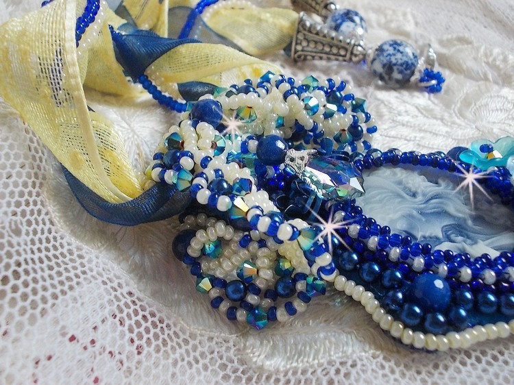 Haute-Couture Blue Palace halskæde med vedhæng med farvede frøperler og Swarovski-krystaller