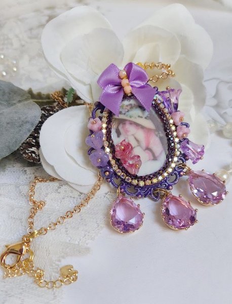 Pendentif Petit Bonheur cr&eacute;&eacute; avec breloques poires, fleurs verres, n&oelig;ud satin et Cristal Swarovski