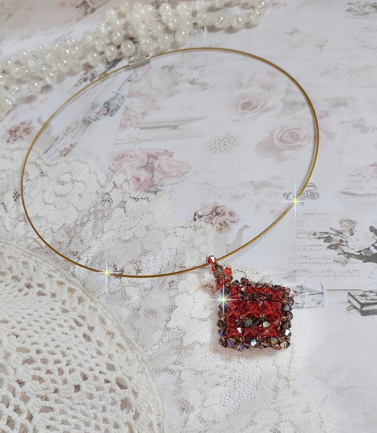 Kamel vedh&aelig;ng monteret med Swarovski krystalfacetter og spinnere