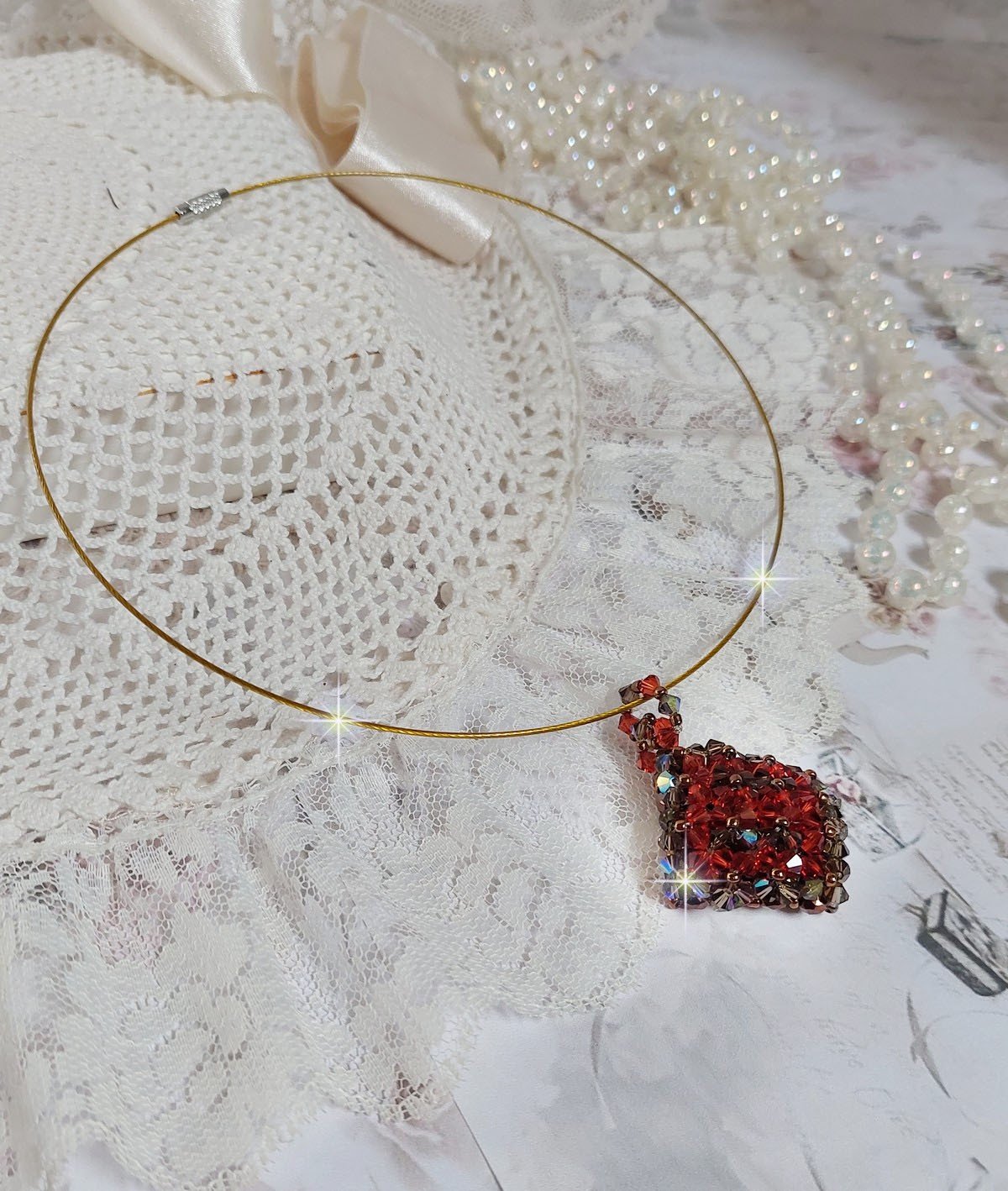 Kamel vedh&aelig;ng monteret med Swarovski krystalfacetter og spinnere