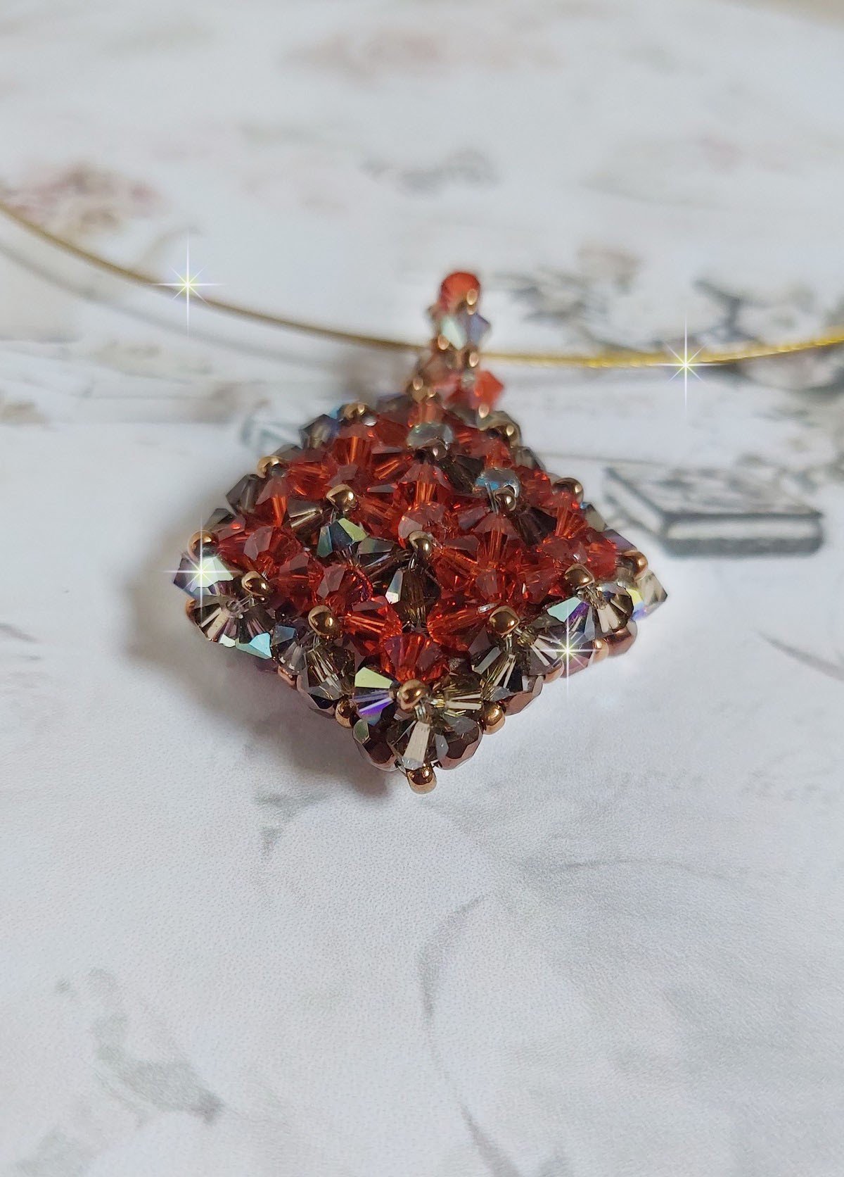 Kamel vedh&aelig;ng monteret med Swarovski krystalfacetter og spinnere