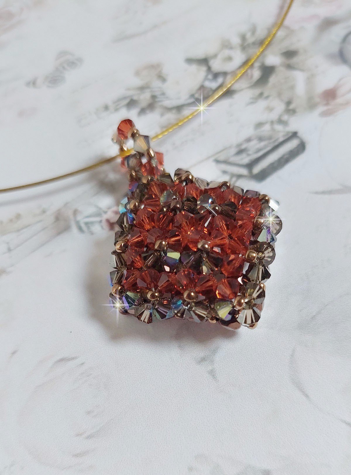 Kamel vedh&aelig;ng monteret med Swarovski krystalfacetter og spinnere