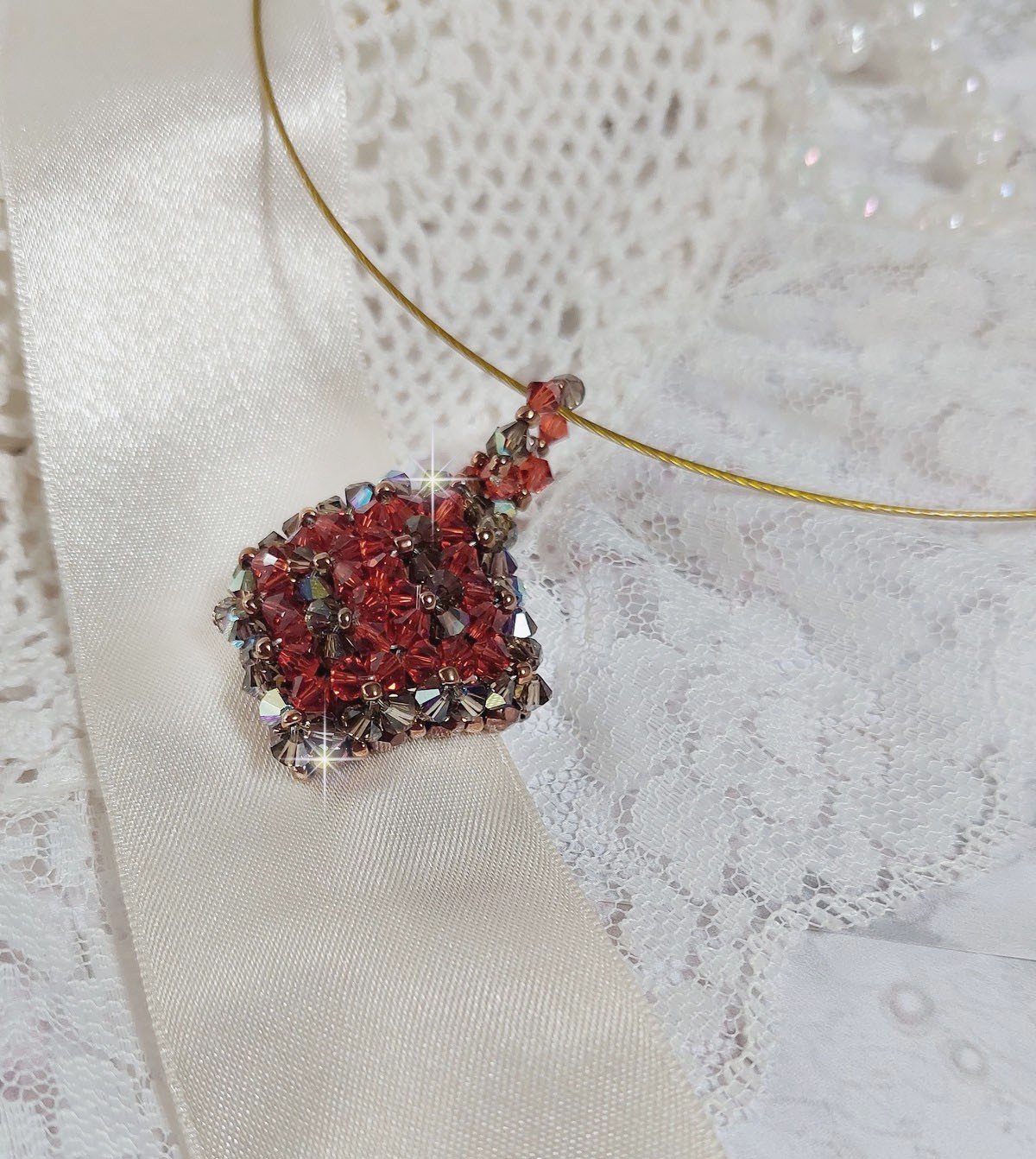 Kamel vedh&aelig;ng monteret med Swarovski krystalfacetter og spinnere