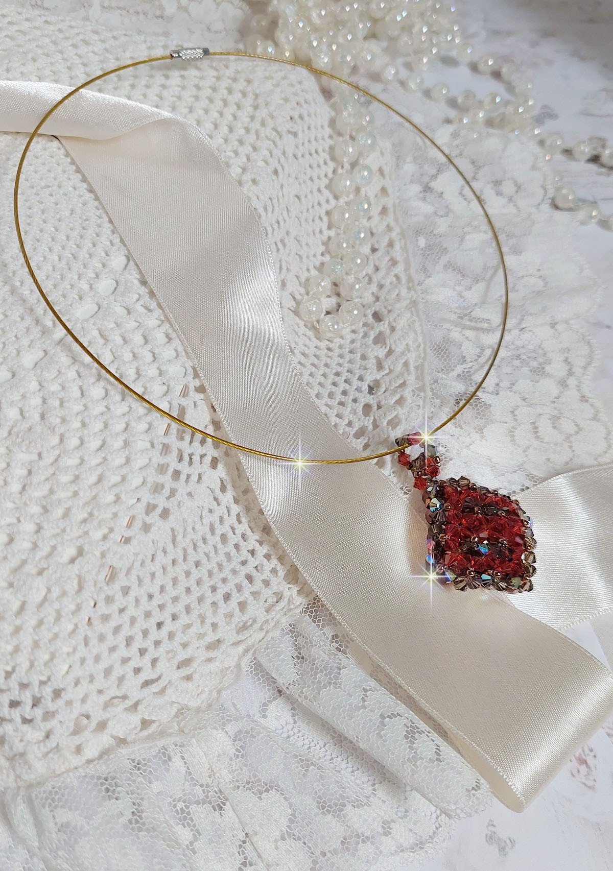 Kamel vedh&aelig;ng monteret med Swarovski krystalfacetter og spinnere