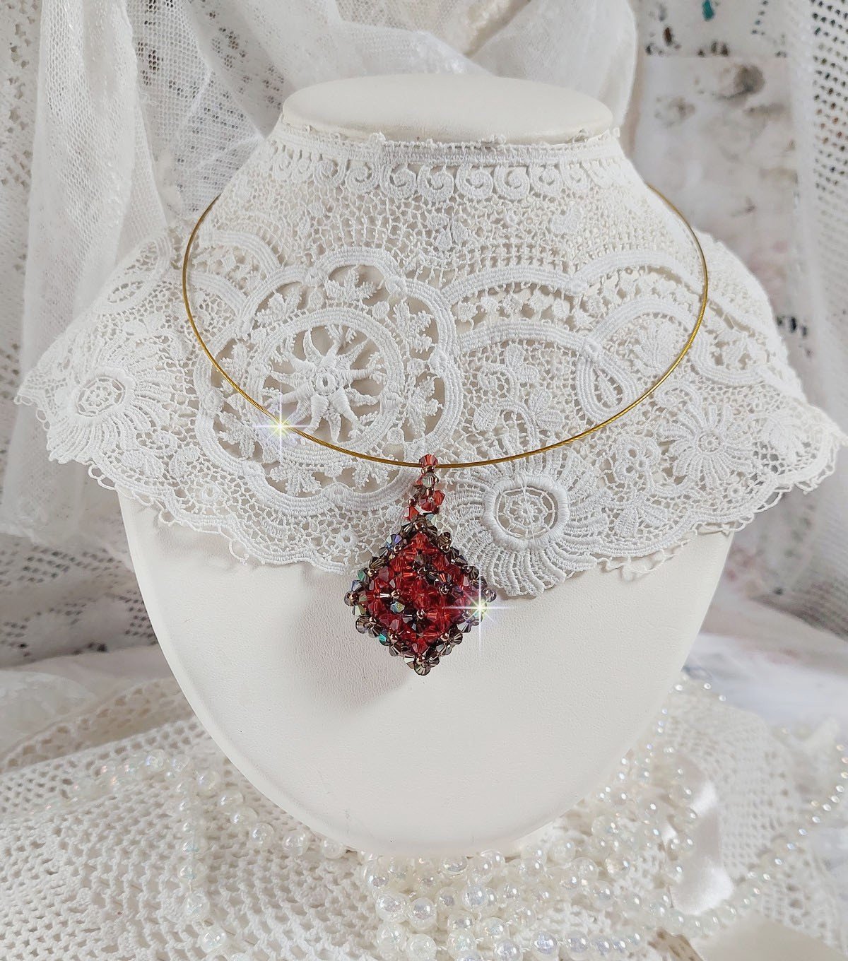 Kamel vedh&aelig;ng monteret med Swarovski krystalfacetter og spinnere