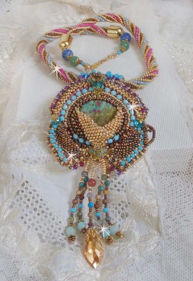 Collier pendentif Cheyenne brodé tout en rocailles de haute qualité avec des pierres semi-précieuses