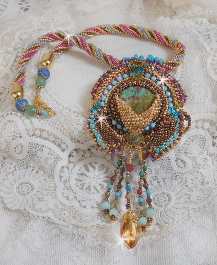 Collier pendentif Cheyenne brodé tout en rocailles de haute qualité avec des pierres semi-précieuses