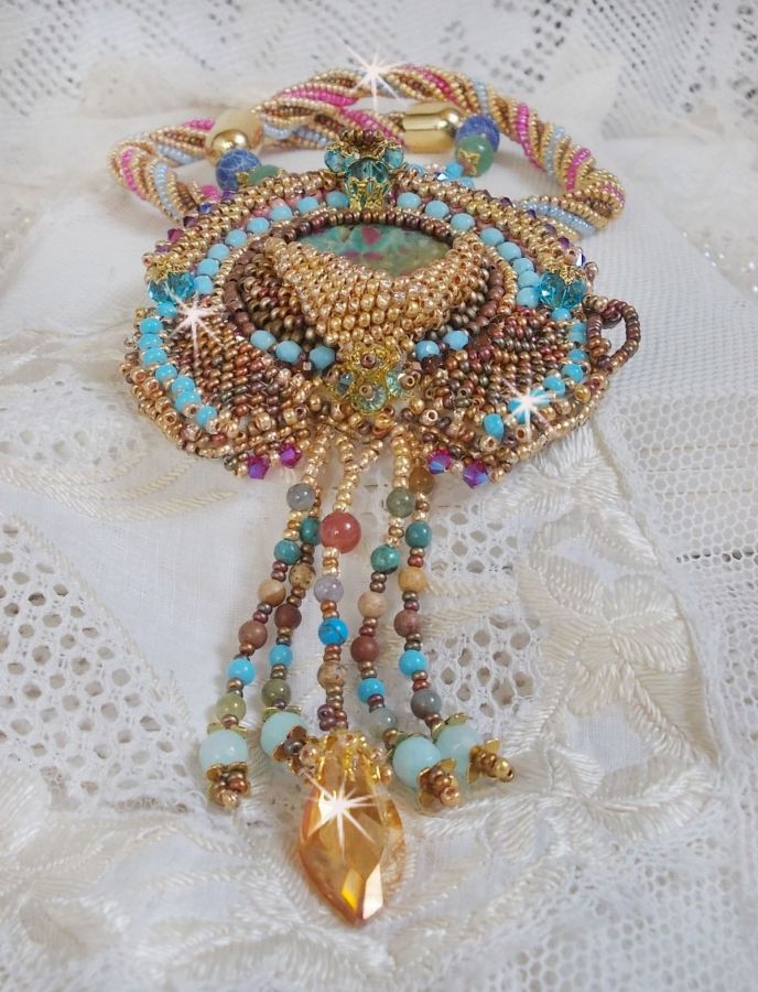 Collier pendentif Cheyenne brodé tout en rocailles de haute qualité avec des pierres semi-précieuses