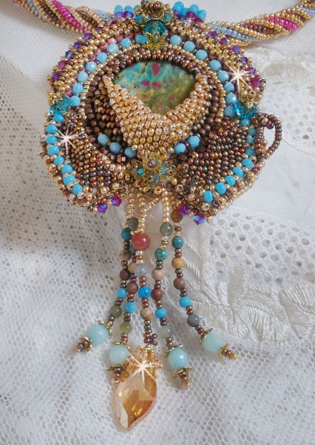 Collier pendentif Cheyenne brodé tout en rocailles de haute qualité avec des pierres semi-précieuses