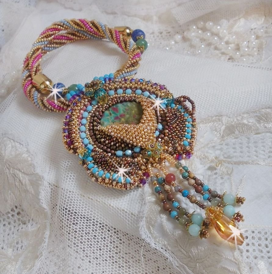 Collier pendentif Cheyenne brodé tout en rocailles de haute qualité avec des pierres semi-précieuses