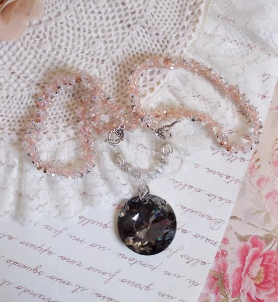 Coco halsk&aelig;de med vedh&aelig;ng broderet med Swarovski-krystaller og en medaljon i r&oslash;get krystal