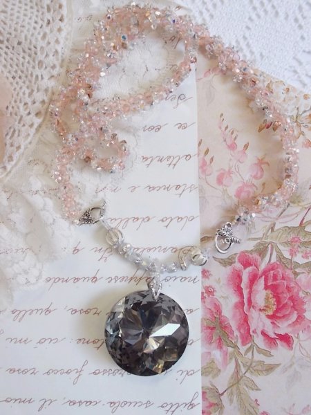 Coco halsk&aelig;de med vedh&aelig;ng broderet med Swarovski-krystaller og en medaljon i r&oslash;get krystal