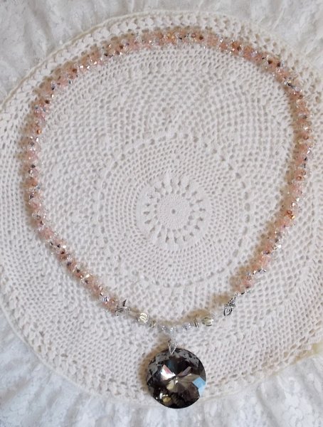 Coco halsk&aelig;de med vedh&aelig;ng broderet med Swarovski-krystaller og en medaljon i r&oslash;get krystal