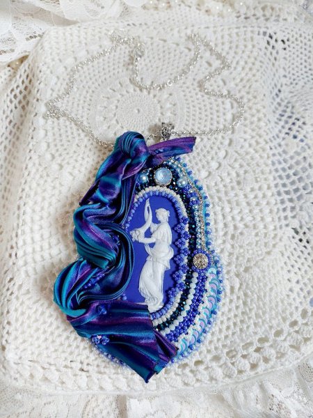 Pendentif Corne d&rsquo;Abondance brod&eacute; avec cabochon porcelaine, soie, sequins, rocailles et perles Cristal Swarovski