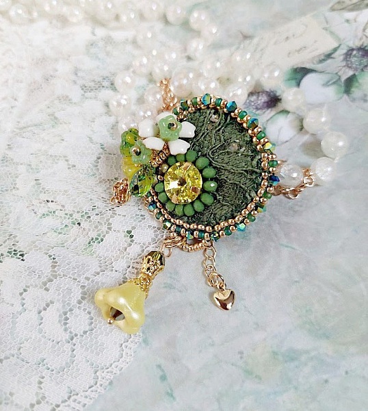 Pendentif Espoir brod&eacute; avec perles verres, rocailles, dentelle, b&eacute;li&egrave;re argent 925, anneau et perles Cristal Swarovski