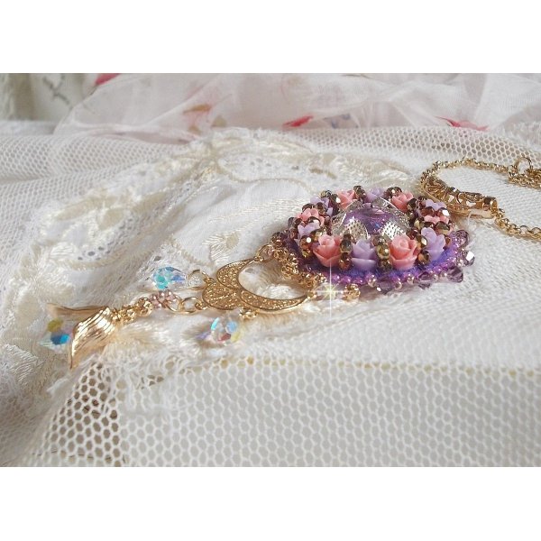 Halsk&aelig;de vedh&aelig;ng Ice Purple broderet med Swarovski-krystaller 