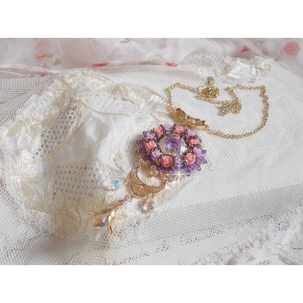 Halsk&aelig;de vedh&aelig;ng Ice Purple broderet med Swarovski-krystaller 